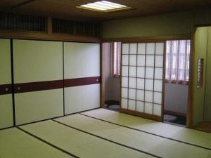 襖で仕切られた畳張りの和室の写真