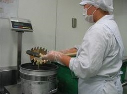 サラダの重さをはかる