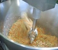ライスボイラーの中身を機械で混ぜる