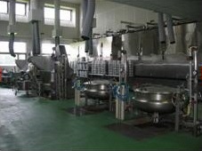 調理室に並ぶグランドケトルとライスボイラー