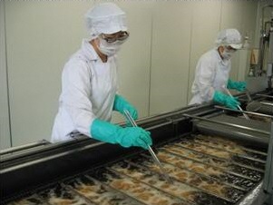 流れてくる揚げ物を一つずつひっくり返す