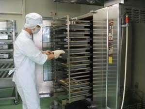 10枚以上の鉄板をラックにのせてオーブンに入れる