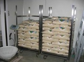 ラックに積まれている米袋