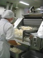 ほぐれたご飯をクラスごとに配缶する