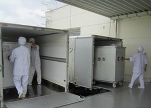 コンテナをトラックに積む