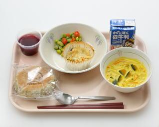 お盆の上に並べられた、彩り豊な学校給食の写真