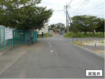 中野小学校通学路の路面標示がはがれている写真