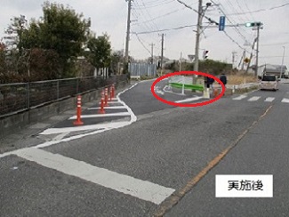 幸松小学校通学路の道路南側から見た外側線上にガードレールを設置した写真