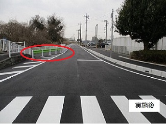 幸松小学校通学路の道路北側から見た外側線上にガードレールを設置した写真