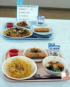 受賞した給食メニューを2種類の盛り付け方法で2つのお盆に並べた様子の写真