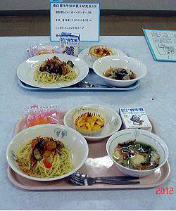 受賞した給食メニューがお盆にのり2つ並べられた様子の写真