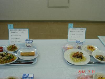 机の上にお盆に乗った2つ給食メニューが並んだ写真