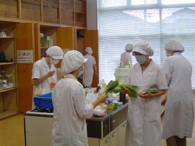 青梗菜の検品をしている様子の調理実技研修の写真