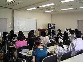 プロジェクターの映像を見て学習する研修の様子の写真