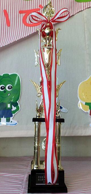 平成24年度（A)チーム受賞のトロフィーの写真