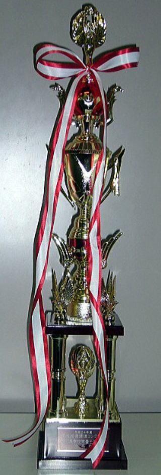 平成24年度（B)チーム受賞のトロフィーの写真