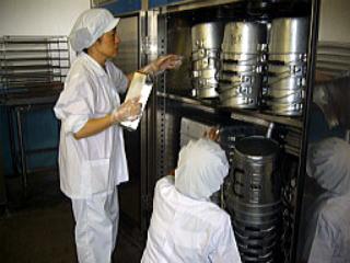 給食の鍋と鍋置き場へ指さしチェックを行っている様子の写真