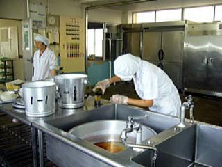 ヨウ素液を大鍋に投入し、洗い残しがないか検査している写真