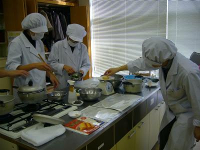 切った野菜の計量をしている様子の調理実技研修の写真