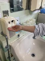 手をアルコール消毒する画像