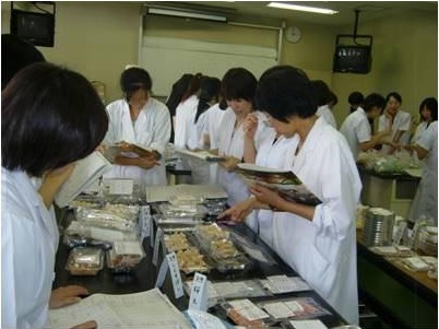 物資を選定する様子