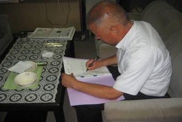 検食簿に記入する様子