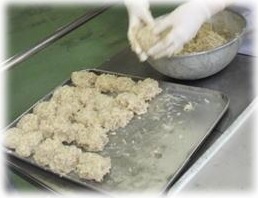 よく炒めた挽肉と玉ねぎをじゃがいもに合わせる