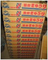 きゅうりが段ボールに箱詰めされて並べられている写真