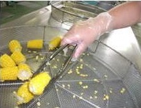 使い捨て手袋とトングで食材をつかむ様子