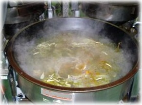 スープをとる様子