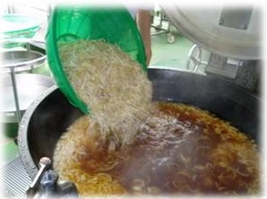 スープに野菜を入れる様子