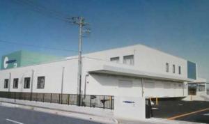 白い色をした給食センターの外観写真