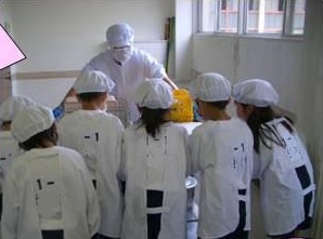 給食を受け取る様子