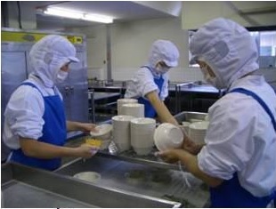 食器を洗浄している様子