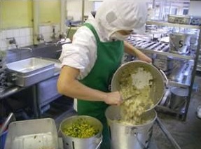 残り物を処分する様子