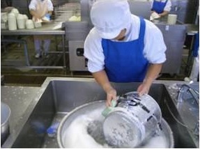 食缶を洗浄する様子