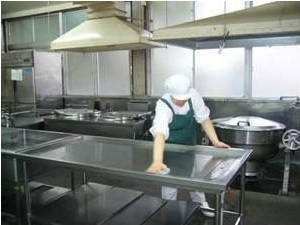 調理台をふく様子