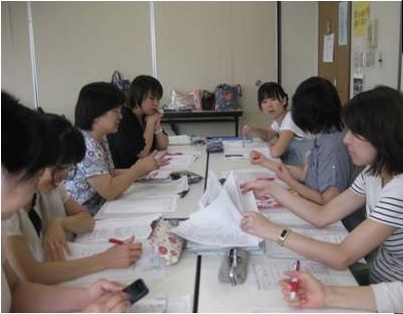 献立審議会の会議をしている様子