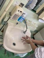 せっけんで手を洗う画像