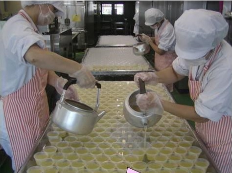 ゼリー液を注ぐ様子