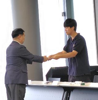 教育長から1人ずつ選任書が交付されました