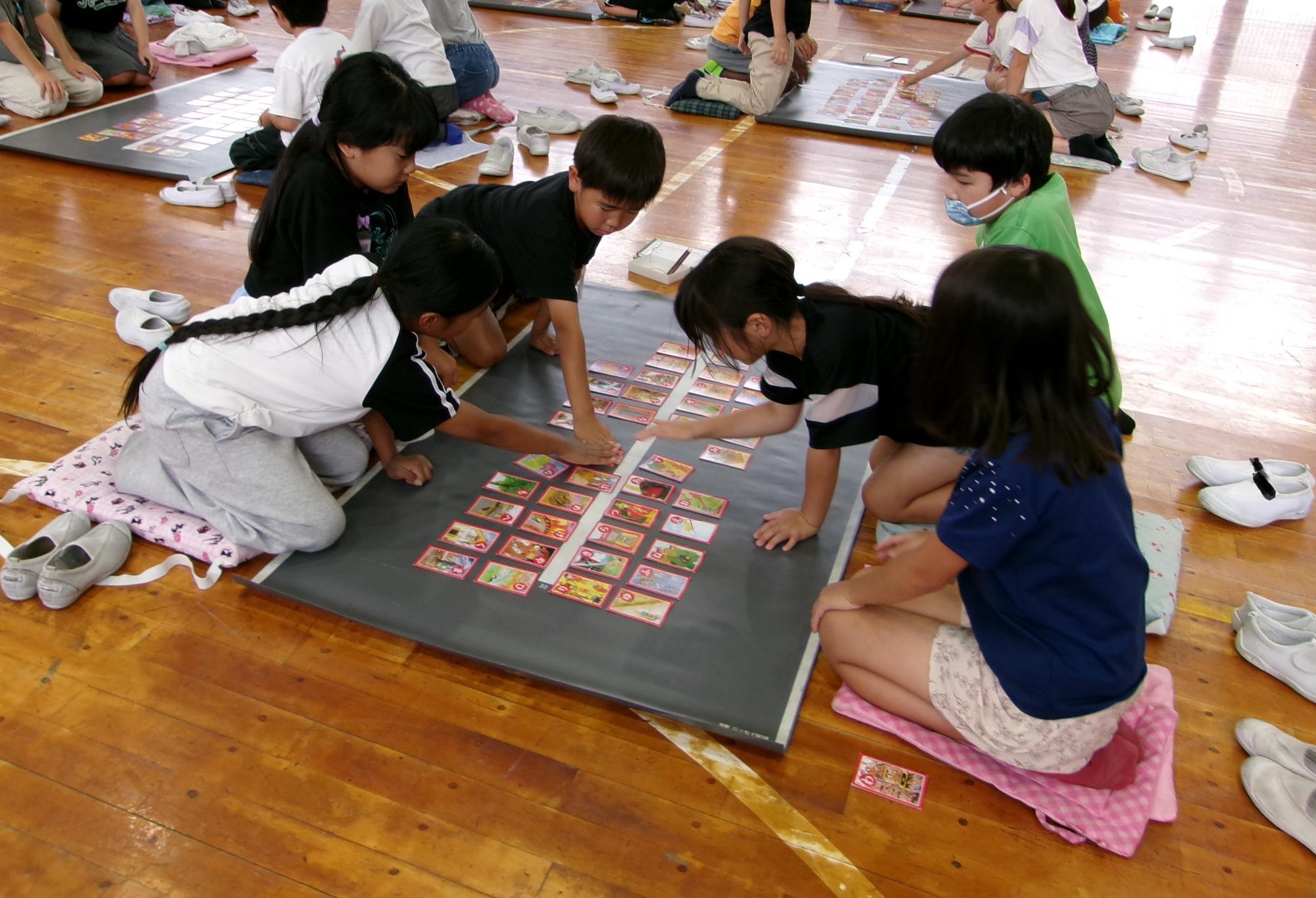 粕壁小学校で児童がかすかべ郷土かるたに取り組む様子