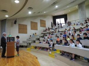 大きな講堂で入学式を行っている写真