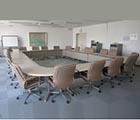 机と椅子がロの字形に並べられた会議室の写真