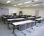たくさんの長机と椅子が設置されている研修室1及び研修室3の写真