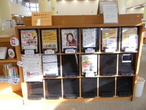 雑誌の表紙を見せるようにレイアウトされた本棚の写真