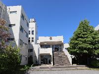 桜が咲いている奥に見える「大沼中学校」の写真（「大沼中学校」のサイトへリンク）