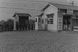 コンクリートと瓦でできたシンプルなつくりの昭和41年の豊春駅白黒写真