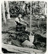 陥落した地面の奥に座る男性の白黒写真