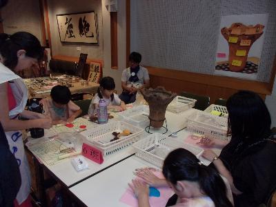 土器の文様をまねする